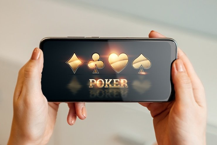 Agen dukungan pelanggan 555 slot tersenyum sambil membantu pemain melalui headset dan layar komputer